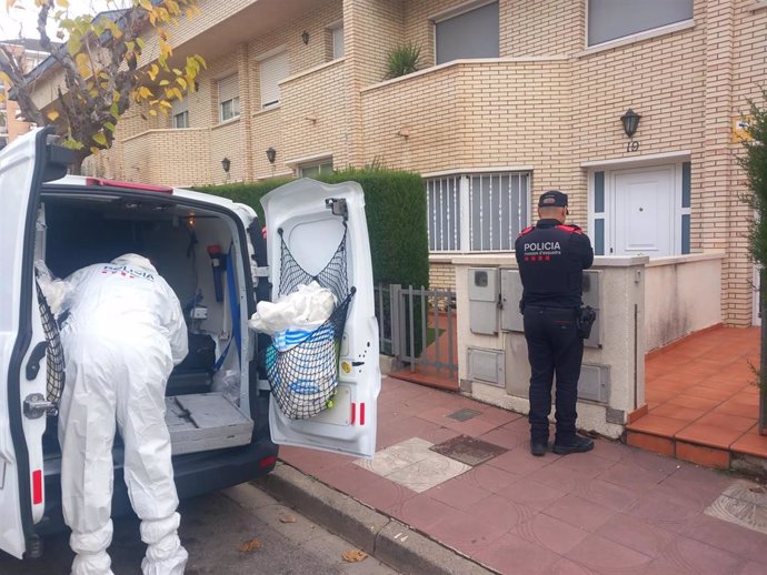 Investigadores trabajando en la casa de la víctima