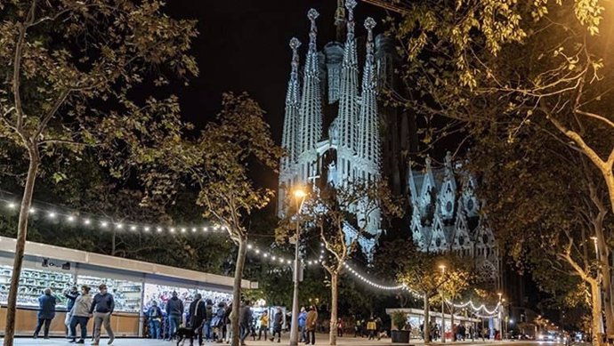 Feria de Navidad en la plaza de la Sagrada Família