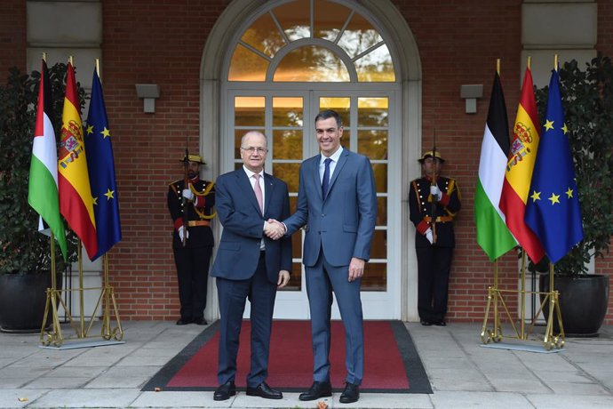 El primer ministro de Palestina, Mohammad Mustafa (i), es recibido por el presidente del Gobierno de España, Pedro Sánchez (d), a su llegada a la primera reunión Intergubernamental España-Palestina, en el Palacio de la Moncloa, a 21 de noviembre de 2024, 