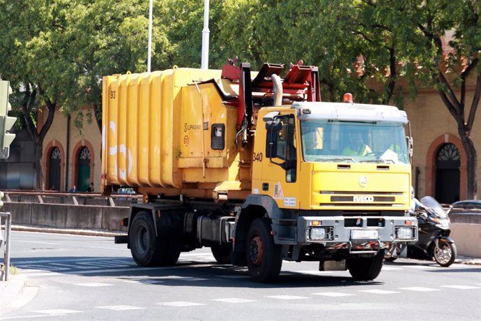 Archivo - Un vehículo de la empresa municipal de limpieza Lipasam circula por el centro de Sevilla