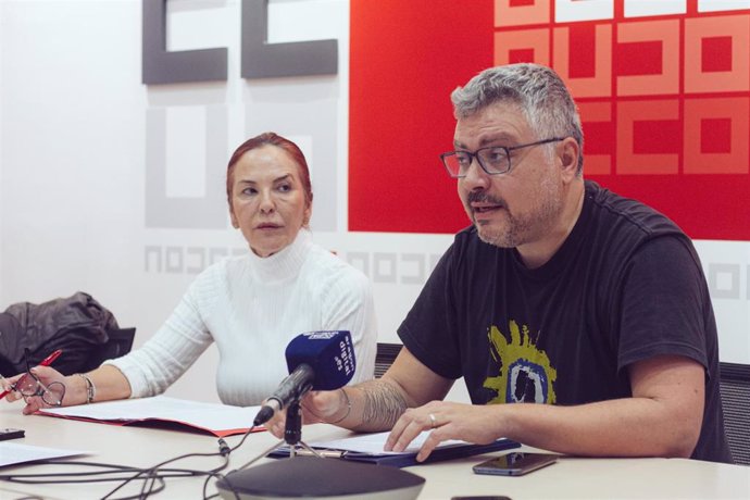 La coordinadora de CCOO Correos, Marta Abadías, y el delegado de CCOO Correos, Ricardo Carabantes, en la rueda de prensa de este jueves para exponer la situación que vive la plantilla de Correos.