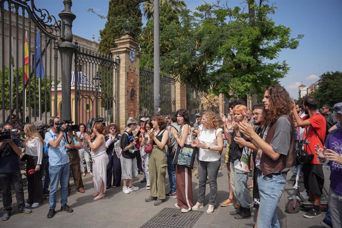 Archivo - Foto de archivo de manifestantes en las puertas del Rectorado de la Universidad de Sevilla.