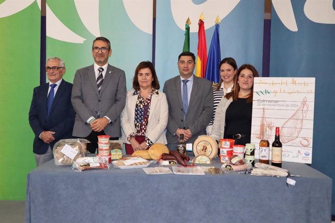 El delegado territorial de Turismo, Cultura y Deporte de la Junta en Málaga, Carlos García, junto al alcalde de Colmenar, José Martín García, el presidente de la Asociación local de Empresarios, Manuel Ramos, y la diputada provincial Sagrario Molina.