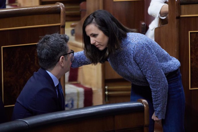 Archivo - El ministro de Presidencia, Félix Bolaños, y la secretaria general de Podemos, Ione Belarra, conversan durante una sesión plenaria en el Congreso de los Diputados.