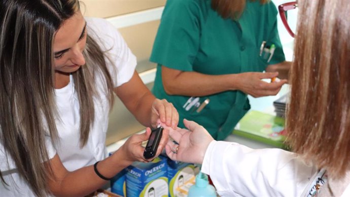 El Hospital Juan Ramón Jiménez de Huelva ha realizado pruebas a ciudadanos para comprobar si tienen diabetes.