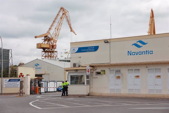 Archivo - Vista exterior de la entrada de los astilleros de Navantia en Cádiz.