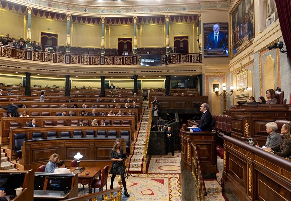 El defensor del pueblo, Ángel Gabilondo, interviene durante una sesión plenaria en el Congreso de los Diputados, a 21 de noviembre de 2024, en Madrid (España).