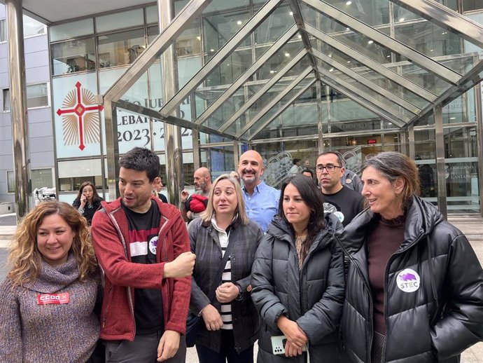 Representantes de la Junta de Personal Docente intervienen ante los medios a las puertas del Gobierno de Cantabria en su tercer día de encierro