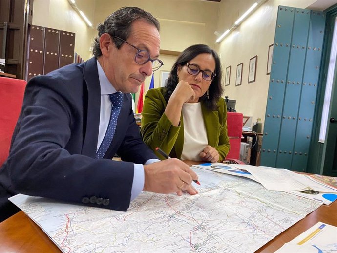 La directora general de Patrimonio Histórico de la Junta de Andalucía, Mónica Ortiz Sánchez y el delegado de Red Eléctrica en Andalucía, Jorge Jiménez Luna.