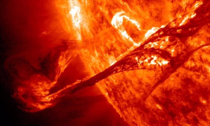 En esta imagen capturada por el Observatorio de Dinámica Solar de la NASA en 2012, se observa una llamarada solar en la superficie del Sol.