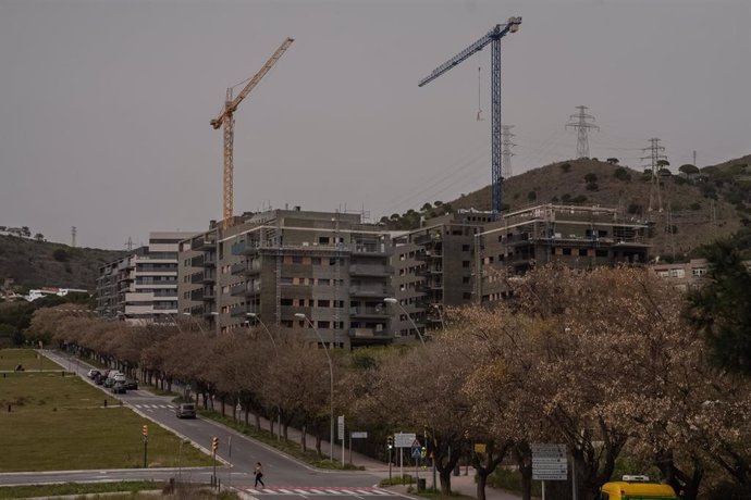 Archivo - Viviendas en construcción. 