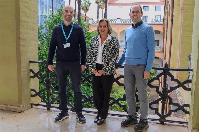 La catedrática de Psicología de la UMA, investigadora y responsable principal del estudio, Berta Moreno-Küstner junto al doctor de Ciencias de la Computación, José del Campo Ávila, y José Guzmán, investigador y psicólogo del Hospital Regional.