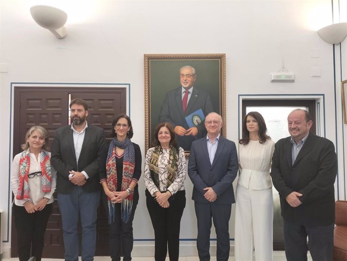 Foto de familia tras la firma de la ampliación del convenio de colaboración entre la Universidad Católica de Murcia y Aguas de Murcia