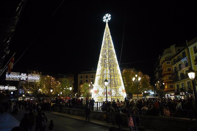 Archivo - Iluminación navideña en la Plaza de Zocodover de Toledo.