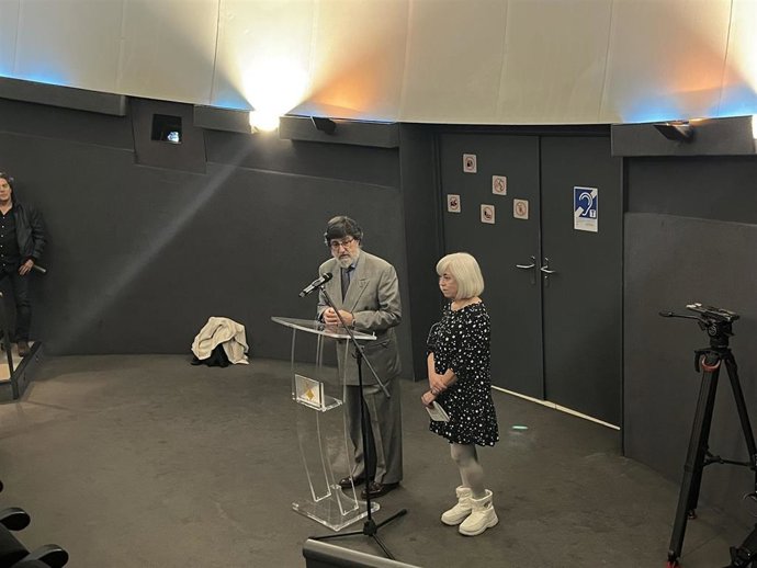 El gerente de la Fundación Municipal de Cultura del Ayuntamiento de Valladolid, Carmelo Irigoyen, y la directora del Museo de la Ciencia, Inés Rodríguez, presentan la proyección 'Avellanas. En busca del planeta perfecto'