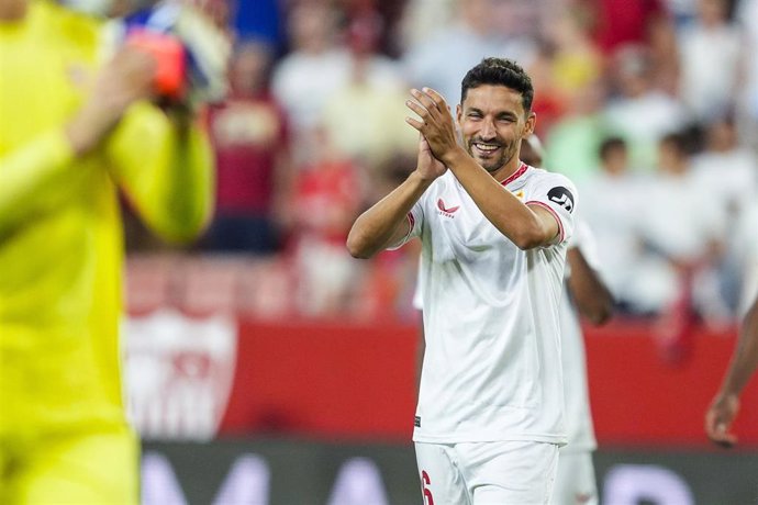 Archivo - El capitán del Sevilla FC Jesús Navas aplaude a la grada del Ramón Sánchez-Pizjuán.