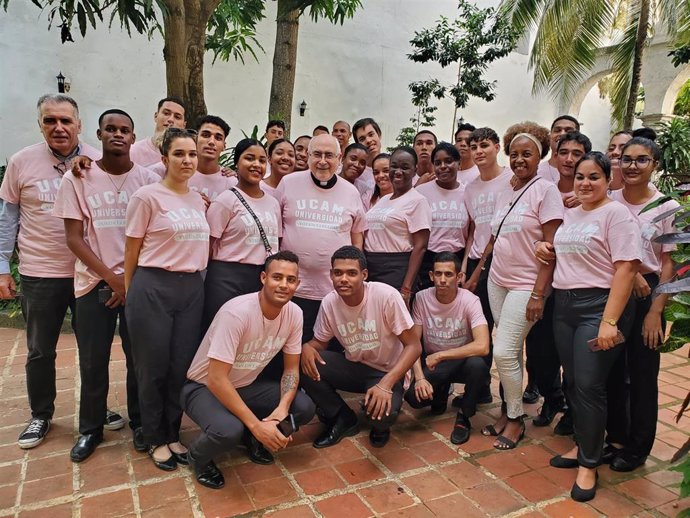 El grupo de voluntarios cubanos de 'La Moneda Solidaria' junto a Antonio Alcaraz, vicerrector de Extensión Universitaria de la UCAM, y su decano de Economía y Empresa, Gonzalo Wandosell