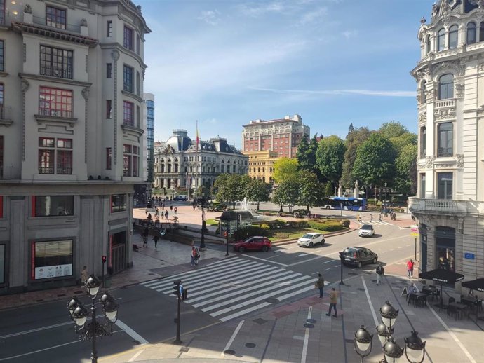 Archivo - Oviedo centro. Tráfico. Plaza Escandalera. Centro ciudad.