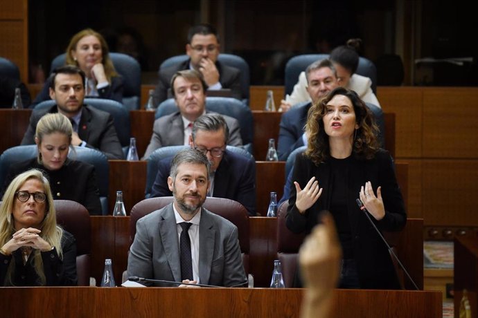 La presidenta de la Comunidad de Madrid, Isabel Díaz Ayuso, interviene durante un pleno en la Asamblea de Madrid, a 21 de noviembre de 2024, en Madrid (España). 