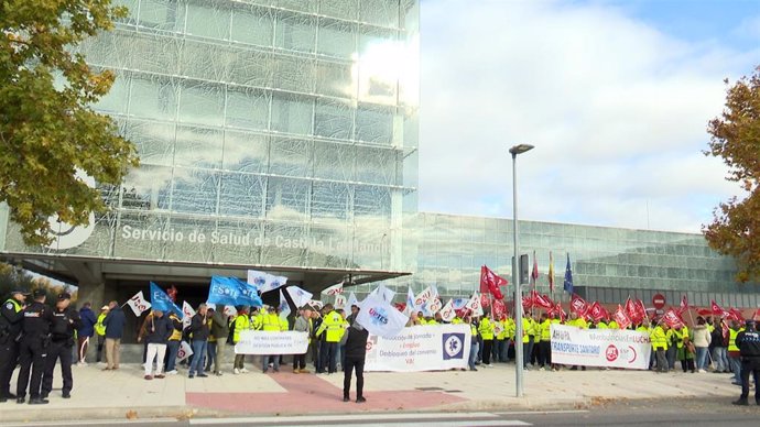 Delegados sindicales de UGT, CCOO y USO se concentran frente a la sede central del Sescam para exigir el desbloqueo de la negociación del V Convenio Colectivo de Transporte de Enfermos y Accidentados.