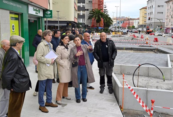 La alcadesa, Gema Igual, visita las obras de General Dávila junto a los vecinos