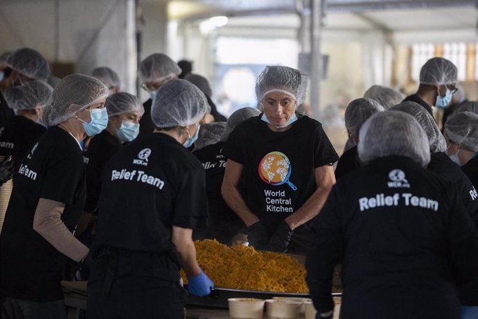 Voluntarios de WCK en el espacio cedido por el Ayuntamiento de Valencia a World Central Kitchen