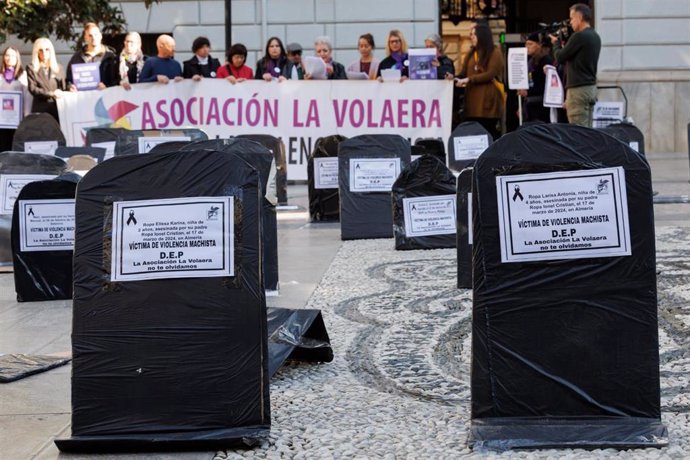 Concentración organizada en recuerdo de las víctimas de violencia machista por la asociación La Volaera frente al Ayuntamiento de Granada