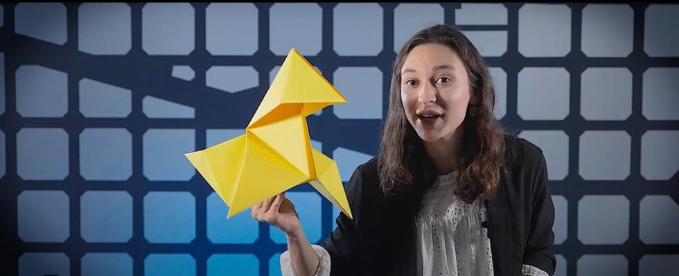 La ex alumna de UIC Barcelona Laia Carnasa ha realizado una performance de storygami durante la Conferencia Internacional Fostering Dialogue