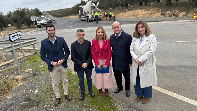 La diputada de Fomento e Infraestructuras, Nieves Atencia, ha visitado la obra junto al alcalde de Antequera, Manuel Barón, y ha explicado que se está actuando en un tramo de 12 kilómetros en el término municipal de Antequera