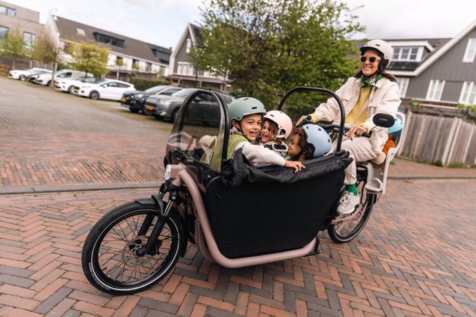 Decathlon lanza su nueva cargobike eléctrica para los desplazamientos con niños.