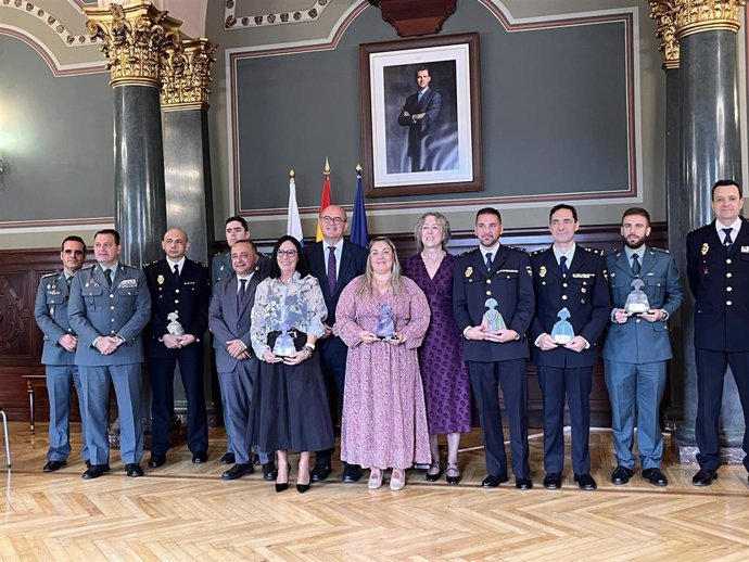 El delegado del Gobierno en Canarias, Anselmo Pestana, junto a los premiados con las Meninas 2024 por su labor contra la violencia de género