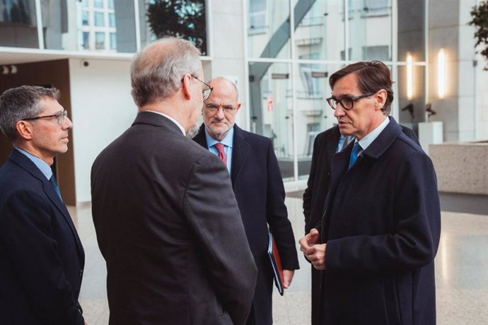 El presidente de la Generalitat, Salvador Illa y el conseller de Unión Europea y Exteriores, Jaume Duch, se han reunido con el director ejecutivo de Chips Joint Undertaking, Jari Kinaret, en Bruselas