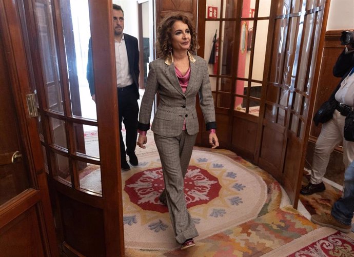 La vicepresidenta primera y ministra de Hacienda, María Jesús Montero, llega a una sesión plenaria en el Congreso de los Diputados, a 21 de noviembre de 2024, en Madrid (España). La ley del impuesto a las multinacionales que impone la Unión Europea, en la