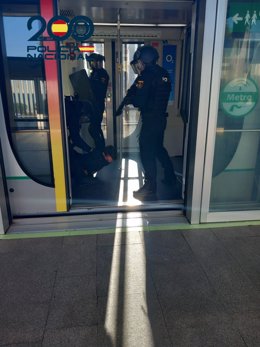 La Policía Nacional ha organizado este miércoles ejercicios sobre incidentes críticos en el Metro de Sevilla.