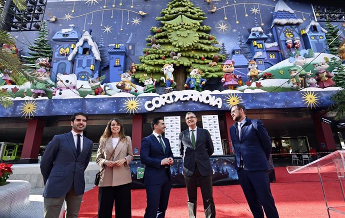 El alcalde, José Ballesta, y el director de El Corte Inglés, Hugo Lorente, junto a la vicealcaldesa y edil de Fomento y Patrimonio Rebeca Pérez; y los concejales José Guillén y Diego Avilés,  frente a Cortylandia