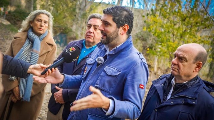 El portavoz de VOX en las Cortes de Aragón, Alejandro Nolasco, en la presa de Los Toranes (Teruel) junto con su homólogo en las Cortes Valencianas, José María Llanos.