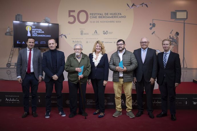 Los ganadores de los dos premios de la Sección Pantalla Huelva de la 50 edición del Festival de Cine Iberoamericano junto a las autoriades presentes en el acto.