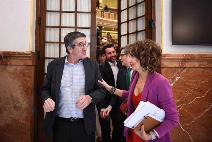 Archivo - El portavoz del PSOE en el Congreso, Patxi López, y la vicepresidenta primera y ministra de Hacienda, María Jesús Montero, a su llegada a una sesión plenaria extraordinaria, en el Congreso de los Diputados, a 23 de julio de 2024, en Madrid (Espa