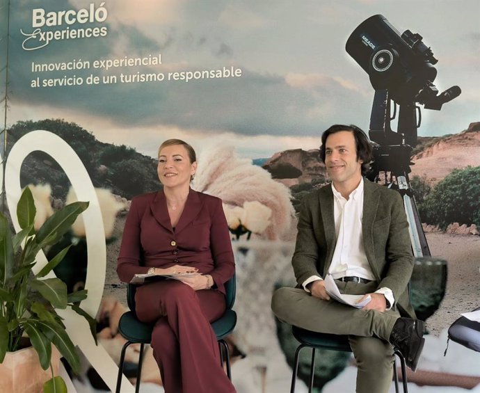 Sara Ramis, directora de clientes, marketing y sostenibilidad, y Andrés Parejo, responsable de innovación de Barceló Hotel Group