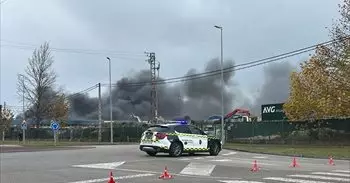 Un incendio en el Polígono de Silvota genera una densa nube de humo cerca de la A-66