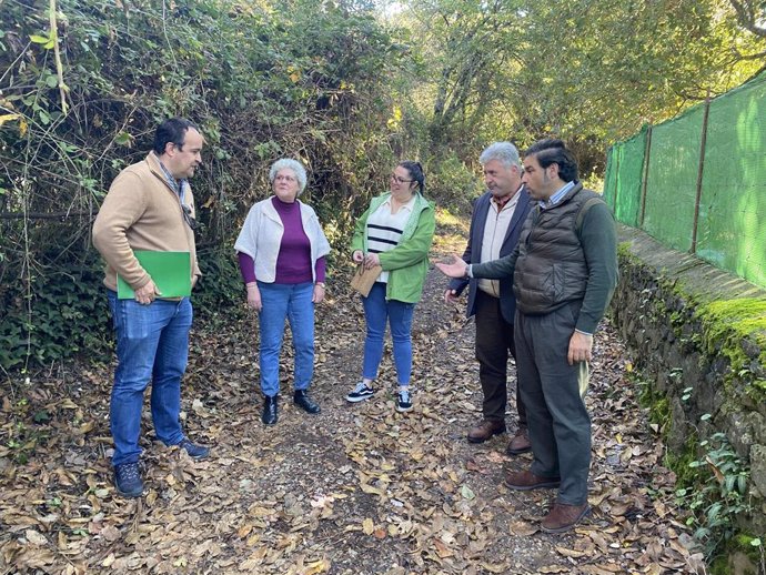 El delegado de Sostenibilidad y Medio Ambiente de la Junta en Huelva, Pedro Yórquez, en su visita a la vereda.