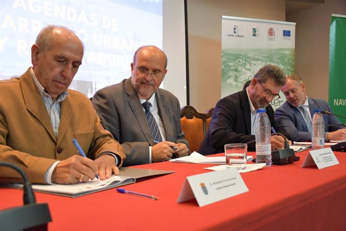 Acto de firma de los contratos para la elaboración de las cinco Agendas de Desarrollo Urbano y Rural con los correspondientes Grupo de Acción Local.