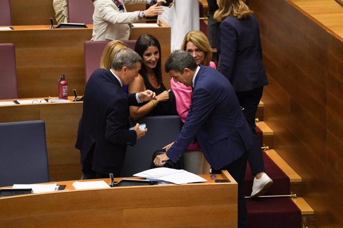 Archivo - El presidente de la Generalitat Valenciana, Carlos Mazón (d), en Les Corts