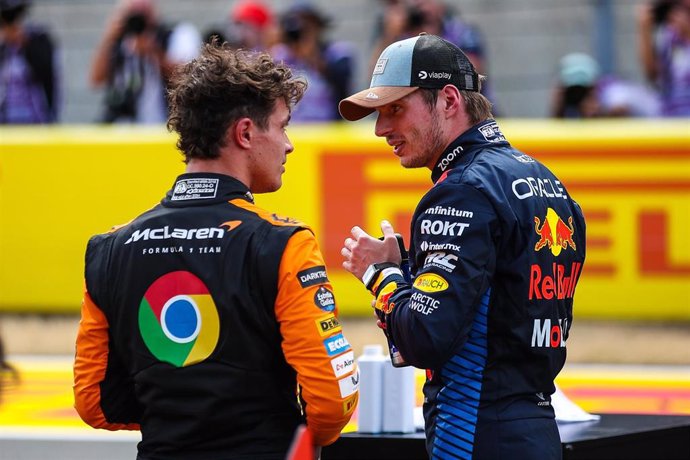 Archivo - El piloto de F1 británico Lando Norris (McLaren) y el neerlandés Max Verstappen (Red Bull) conversan en el GP de Estados Unidos 2024.