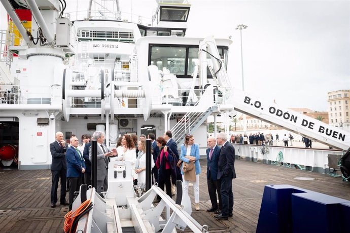 Autoridades visitando el buque oceanográfico 'Odón de Buen', tras su acto de amadrinamiento en el Puerto de Cádiz