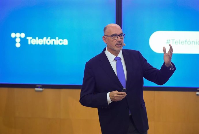 Archivo - El presidente de Telefónica España, Emilio Gayo, durante su intervención en el acto. A 17 de marzo de 2023, en Málaga (Andalucía, España). 