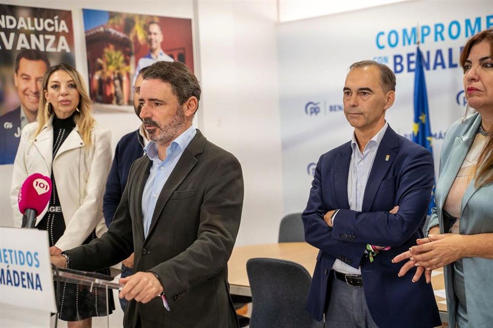 Archivo - El secretario general del PP de Málaga, José Ramón Carmona, y el alcalde de Benalmádena, Juan Antonio Lara.