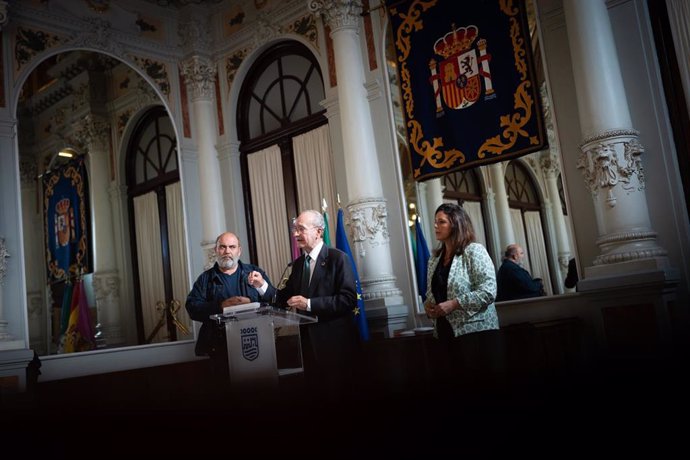 El alcalde de Málaga, Francisco de la Torre, acompañado por la concejala delegada de Participación Ciudadana, Mar Torres, y el coordinador de la Agrupación de Voluntarios de Respuesta Rápida, Antonio Paneque, en rueda de prensa