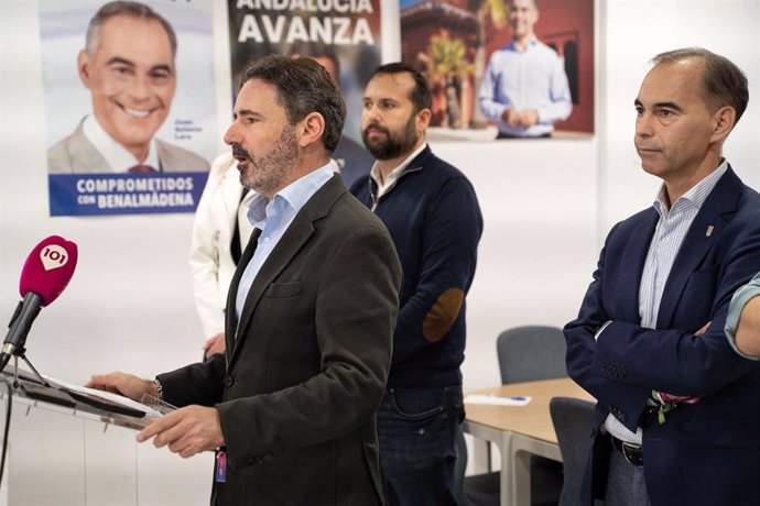 El secretario general del PP de Málaga, José Ramón Carmona, y el alcalde del municipio, Juan Antonio Lara, en rueda de prensa