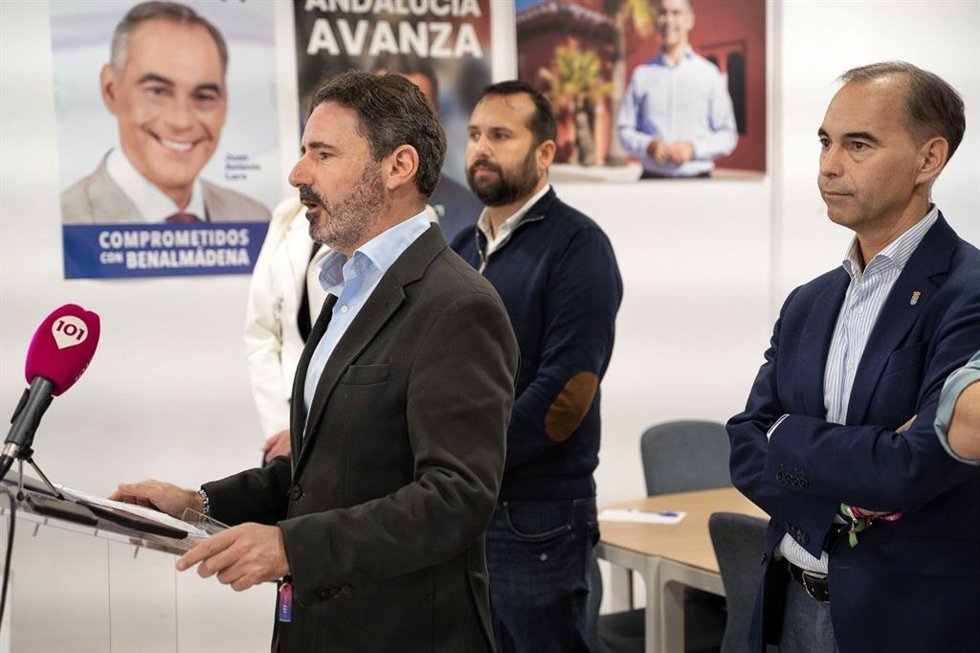 El secretario general del PP de Málaga, José Ramón Carmona, y el alcalde del municipio, Juan Antonio Lara, en rueda de prensa